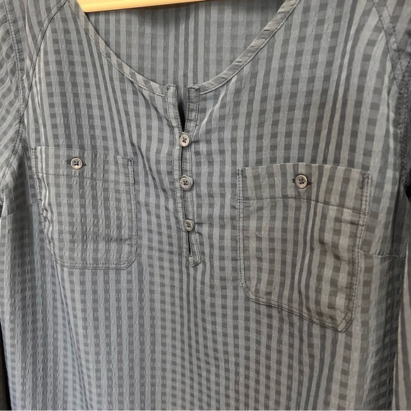 Eddie Bauer semi-sheer blue patterned blouse with front buttons size large - Picture 2 of 14